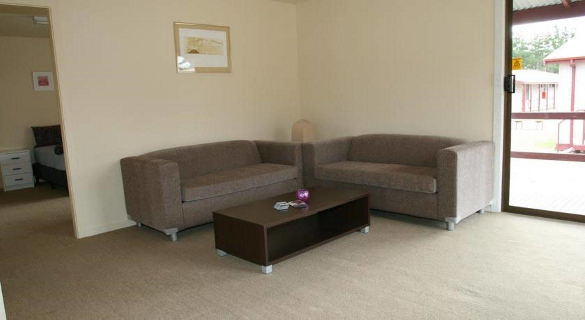 The Station Hotel Jindabyne Bagian luar foto