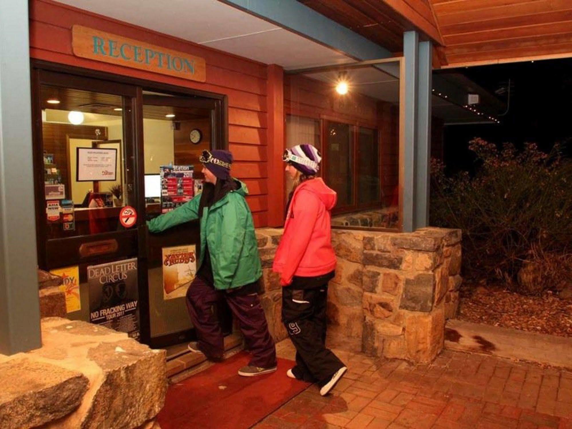 The Station Hotel Jindabyne Bagian luar foto