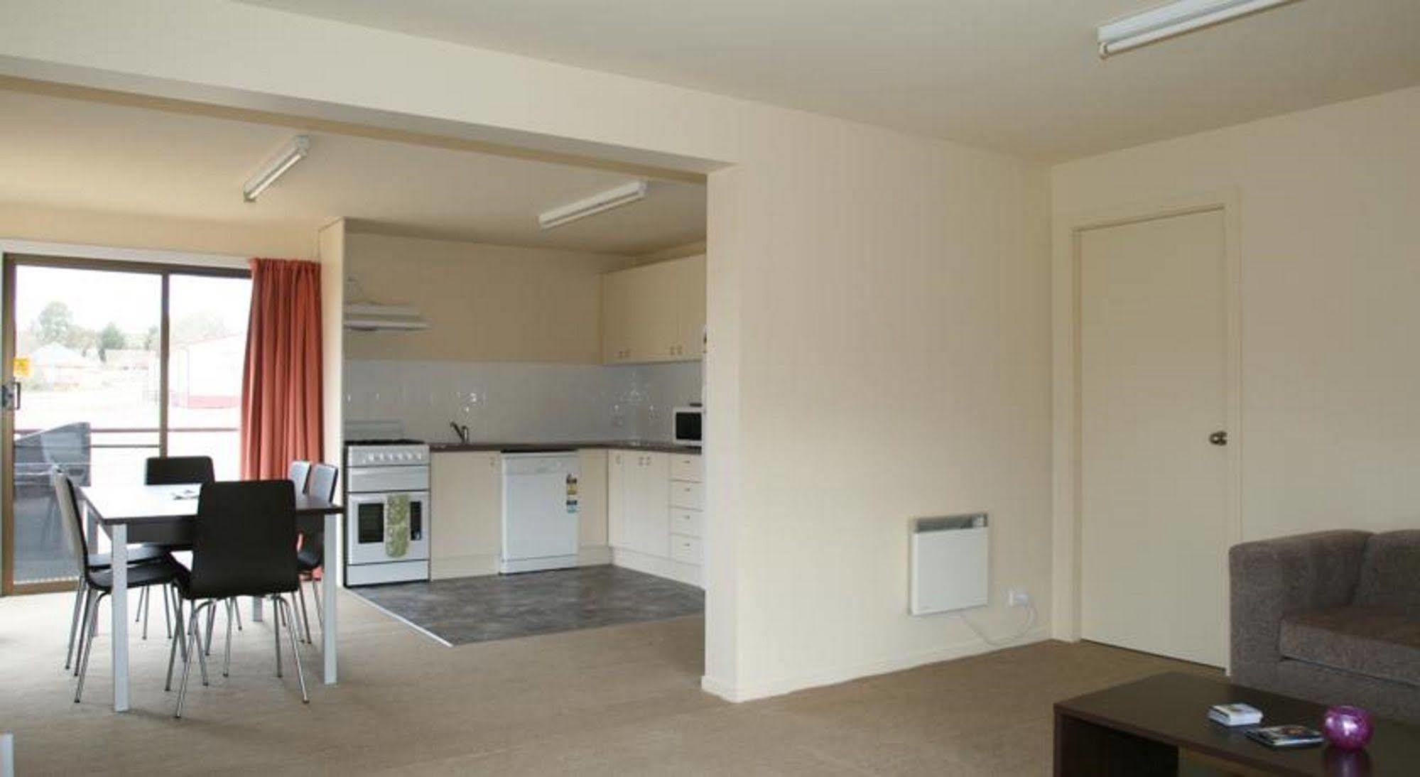 The Station Hotel Jindabyne Bagian luar foto