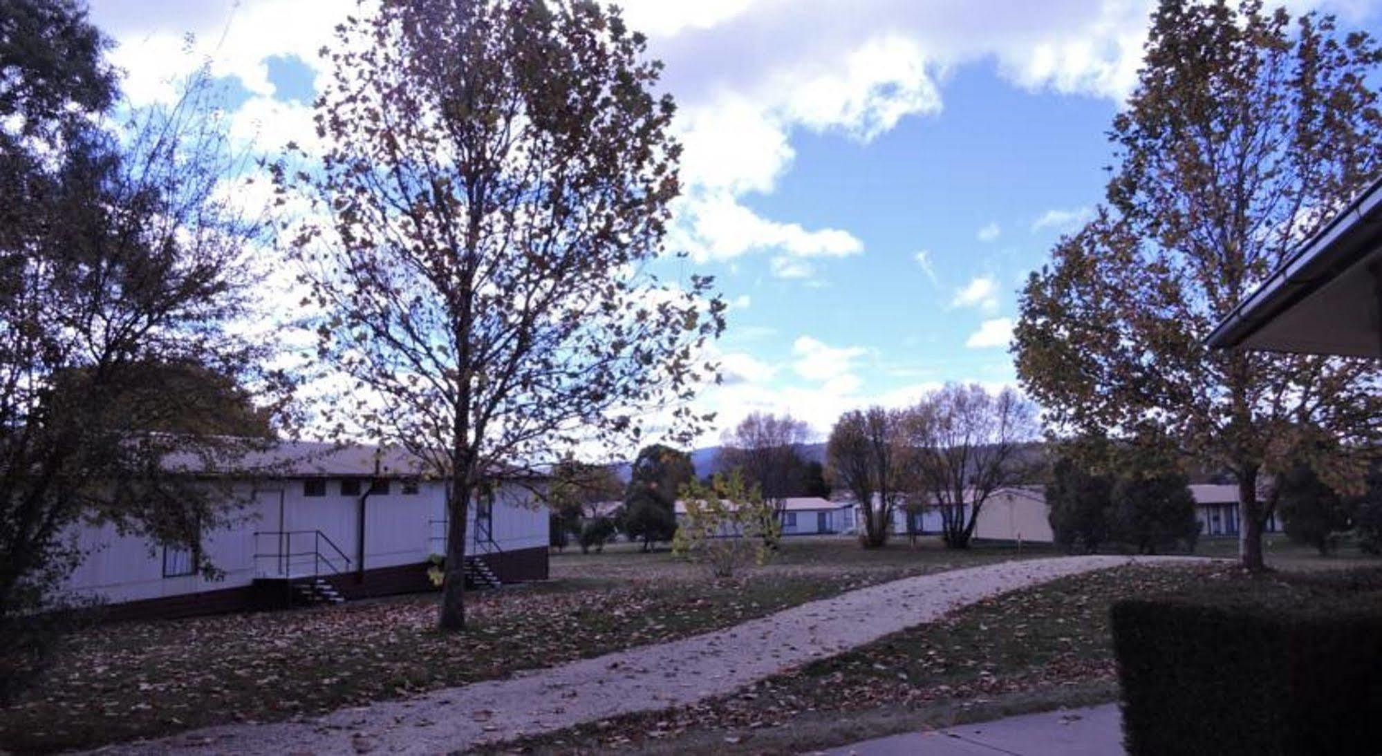 The Station Hotel Jindabyne Bagian luar foto